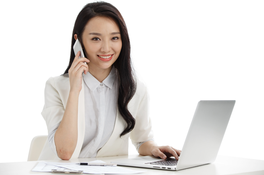 年轻商务女性打电话
