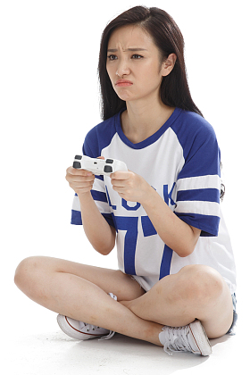 年轻女人拿着遥控器图片
