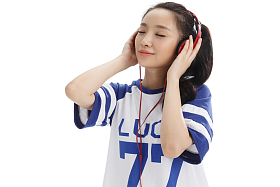 年轻女孩戴耳机听音乐
