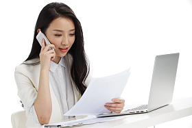 年轻商务女性打电话图片