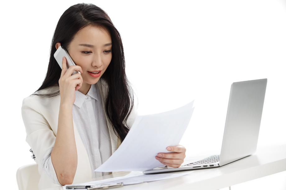 年轻商务女性打电话图片