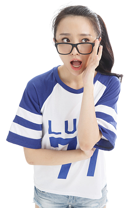 生气的年轻女孩图片