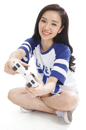 年轻女人拿着遥控器图片