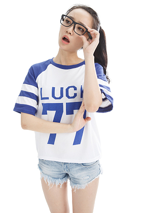 生气的年轻女孩照片