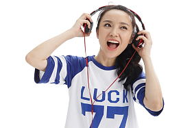 年轻女孩戴耳机听音乐图片