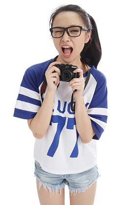 年轻女人拿着照相机图片