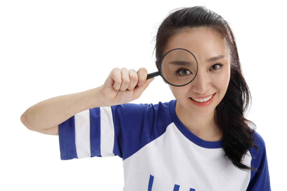 年轻女孩拿着放大镜 年轻女孩拿着放大镜