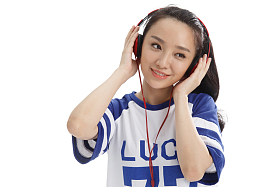 年轻女孩戴耳机听音乐图片