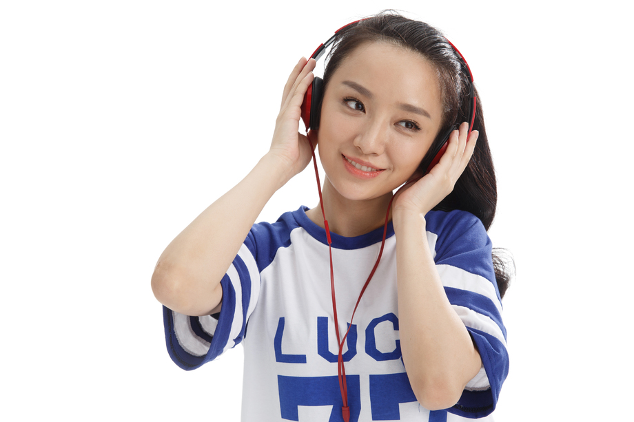年轻女孩戴耳机听音乐图片