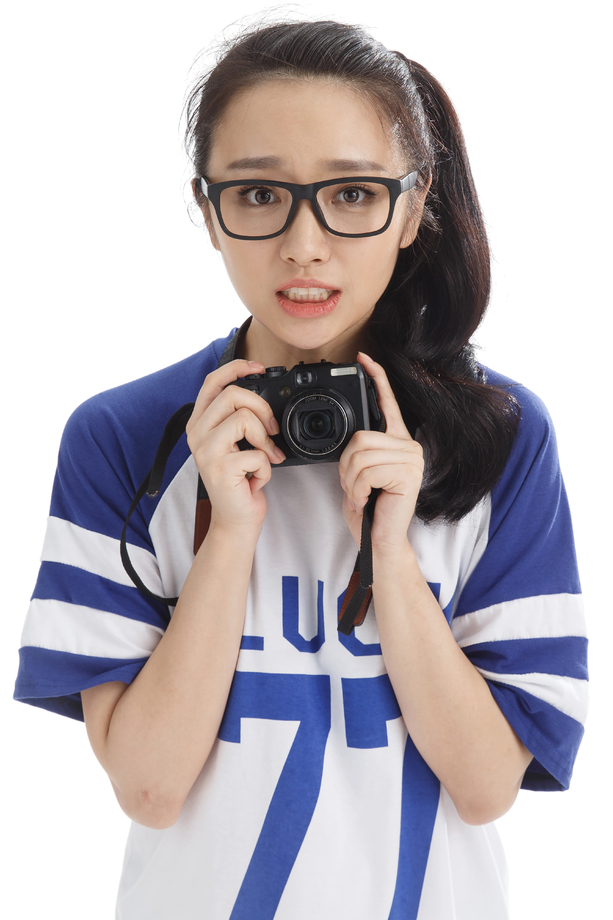 年轻女人拿着照相机图片