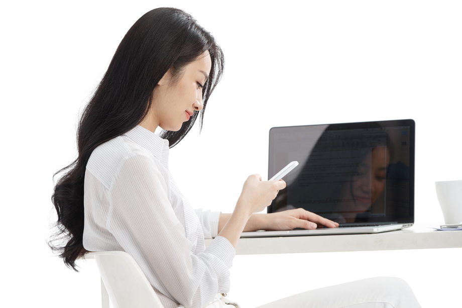 年轻商务女性看手机图片