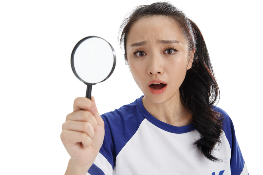 年轻女孩拿着放大镜图片