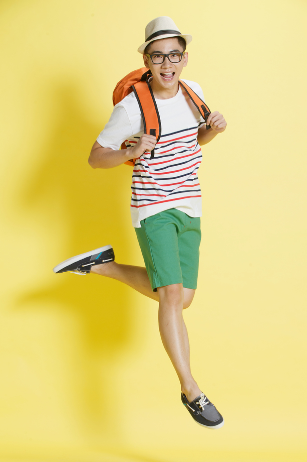 时尚活力的青年男人奔跑 时尚活力的青年男人奔跑