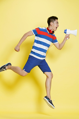 青年男人拿着扩音器呼喊图片