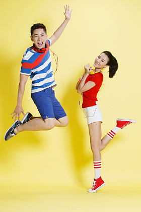 欢乐的青年男女图片