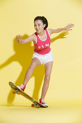 青年女人滑板运动图片