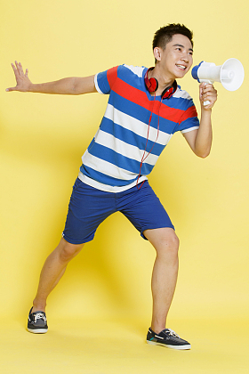 青年男人拿着扩音器呼喊