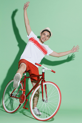 青年男人骑自行车