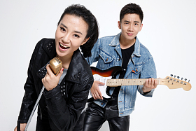 时尚的青年男女唱