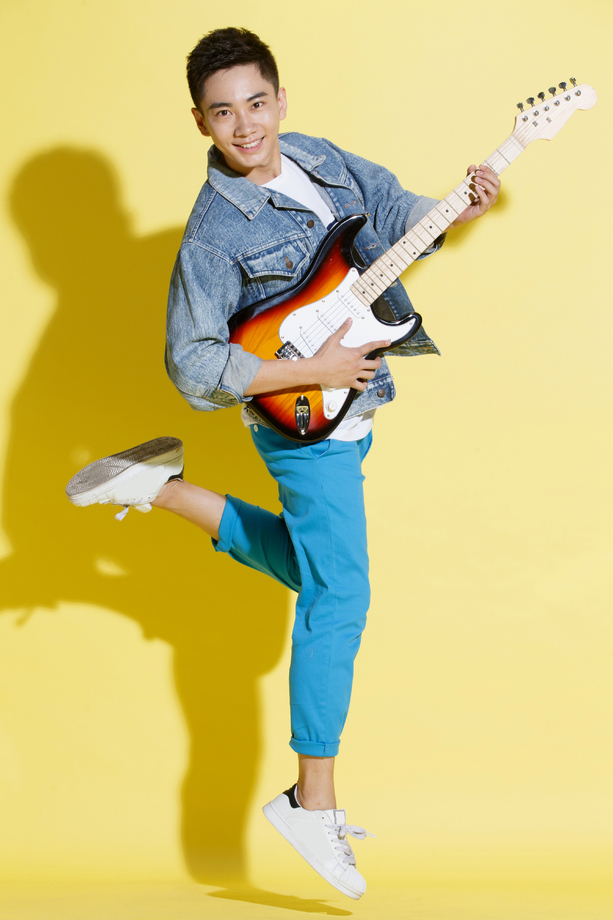 青年男人弹吉他照片 青年男人弹吉他照片