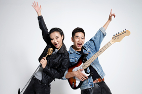 时尚的青年男女唱