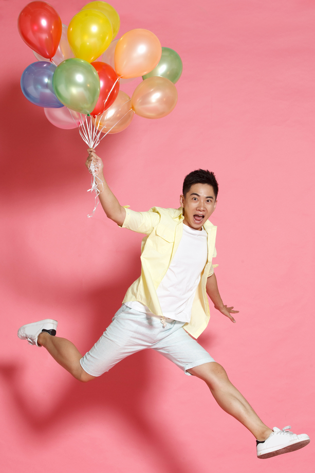 青年男人拿着气球图片 青年男人拿着气球图片
