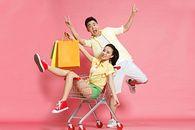青年情侣购物图片