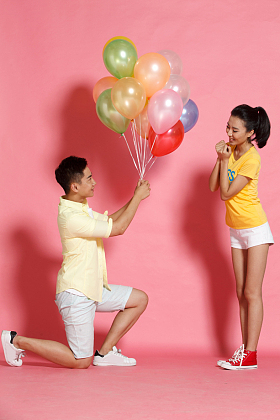 青年男人向青年女人求