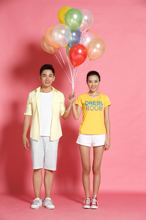 浪漫的青年情侣 浪漫的青年情侣