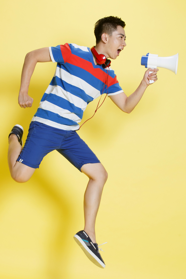 青年男人拿着扩音器呼喊图片 青年男人拿着扩音器呼喊图片