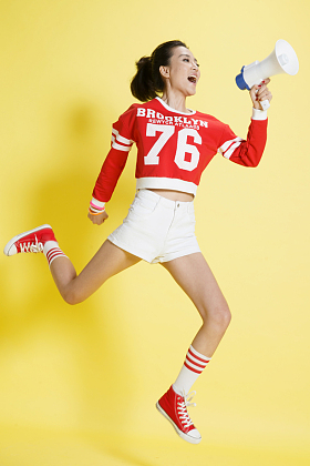 青年女人拿着扩音器呼喊