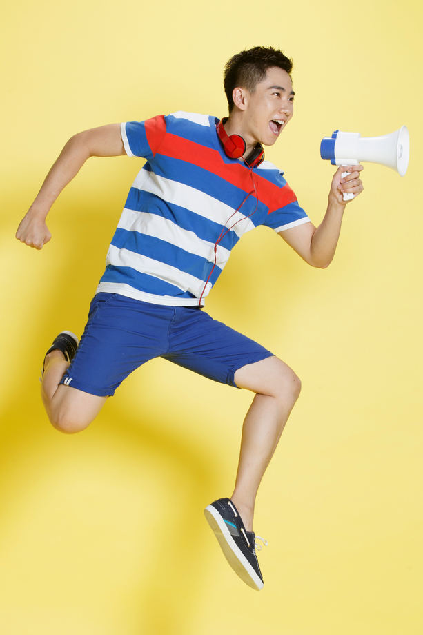 青年男人拿着扩音器呼喊 青年男人拿着扩音器呼喊