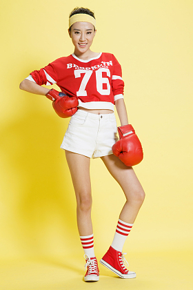 青年女人戴着拳击手套图片