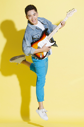 青年男人弹吉他照片