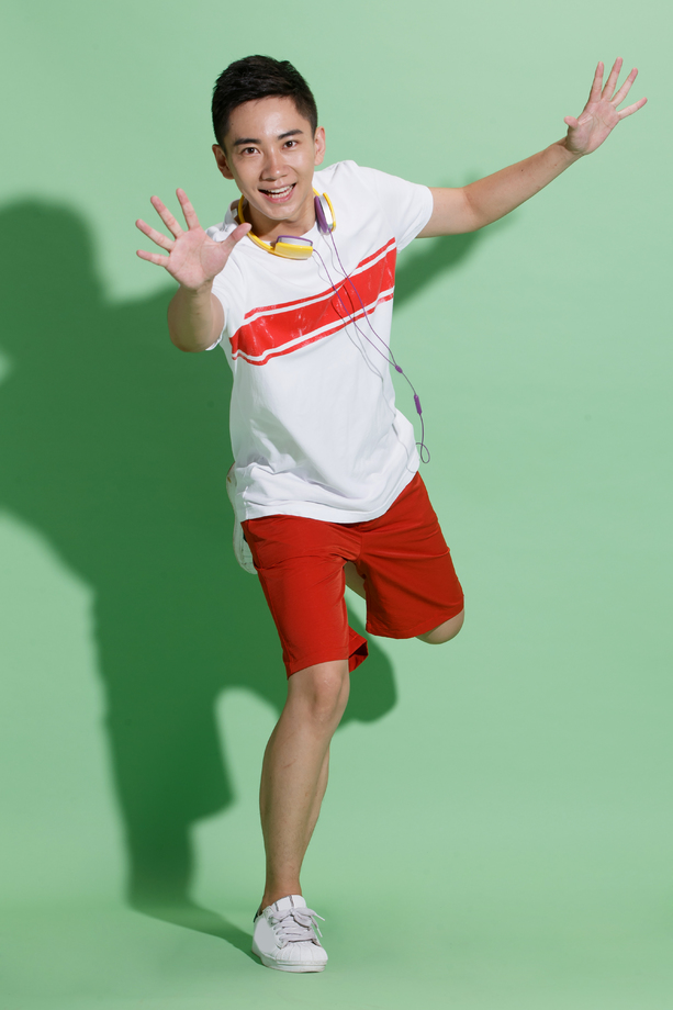 休闲的青年男人