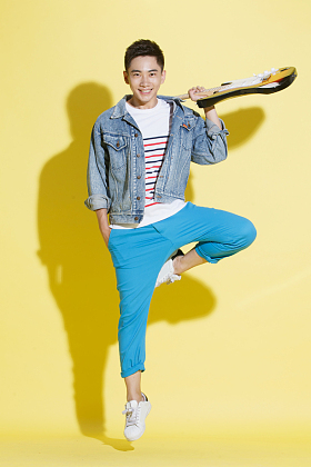 青年男人拿着吉他图片