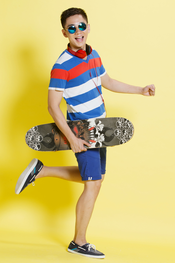 青年男人拿着滑板 青年男人拿着滑板