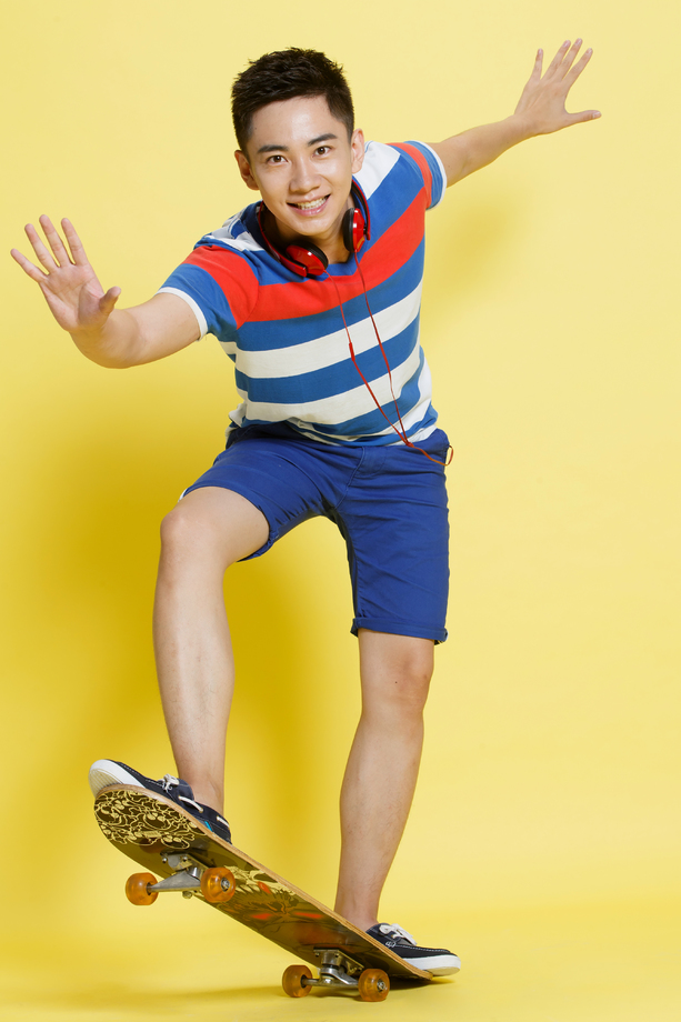 青年男人滑板运动图片