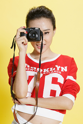 青年女人拿着照相机图片