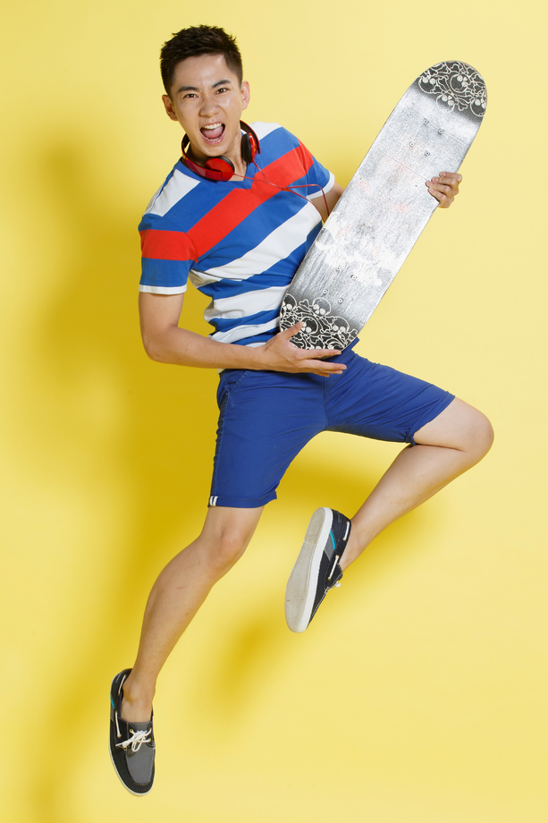 青年男人拿着滑板 青年男人拿着滑板