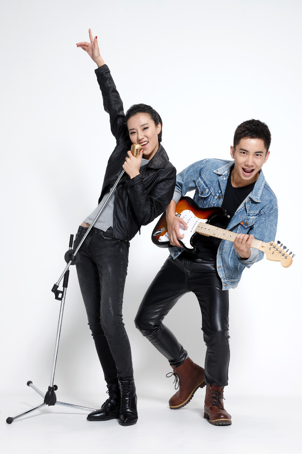 时尚的青年男女唱 时尚的青年男女唱