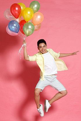 青年男人拿着气球图片