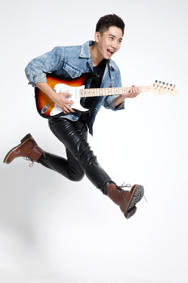 青年男人弹吉他图片 青年男人弹吉他图片