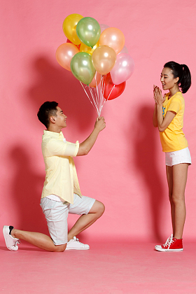 青年男人向青年女人求婚照片