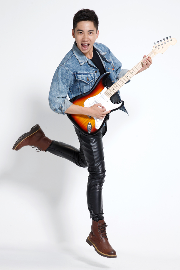 青年男人弹吉他图片 青年男人弹吉他图片