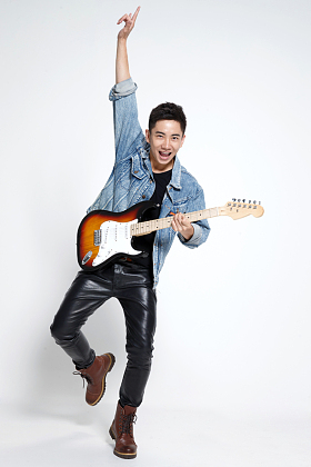 青年男人弹吉他