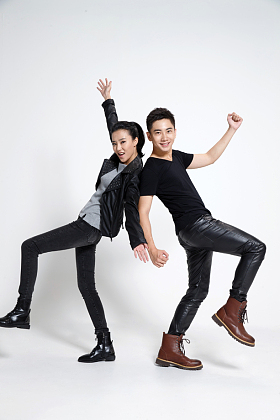 青年男女跳舞图片