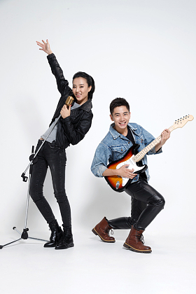 时尚的青年男女唱