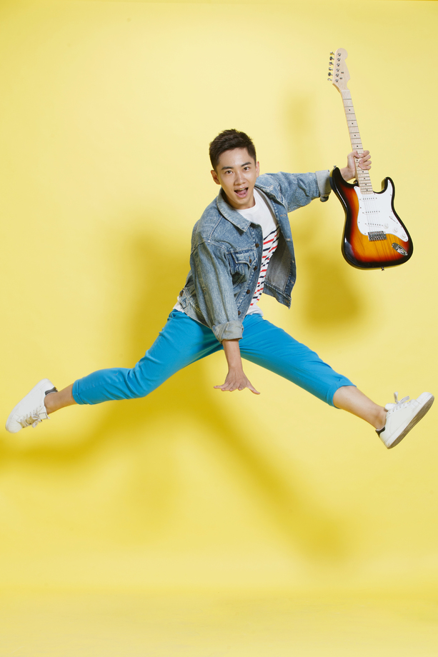 青年男人弹吉他图片 青年男人弹吉他图片