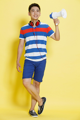 青年男人拿着扩音器图片